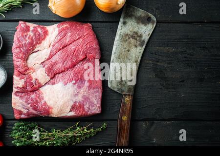 Packer-Bricket, rohes Rindfleisch-Bricket-Fleisch-Set, mit Zutaten für das Rauchen machen Grill, Pastrami, Kur, auf schwarzem Holztisch Hintergrund, Draufsicht Fla Stockfoto