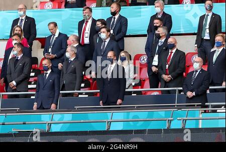 Der Duke of Cambridge (Mitte) und der UEFA-Präsident Aleksander Ceferin (links) auf der Tribüne vor dem UEFA-Spiel der Gruppe D der Euro 2020 im Wembley Stadium, London. Bilddatum: Dienstag, 22. Juni 2021. Stockfoto