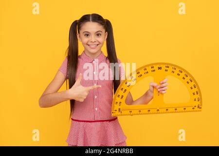 Zurück zur Schule. Algebra und Geometrie. Kind studiert Mathematik. Moderne Bildung. Stockfoto