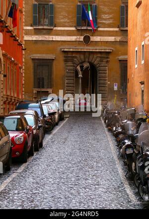Rom, Italien - März 8 2016 - in der Via Scossacavalli gibt es eine Parkpfore für Autos und eine für Roller und Motorräder. Stockfoto