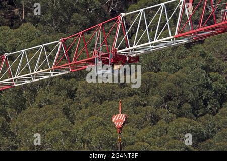 18.Mai 2021. Turmkran-Boom und -Haken aus nächster Nähe auf der Baustelle in der 56-58 Beane St. mit grünem Buschland-Hintergrund. Gosford, Austr Stockfoto