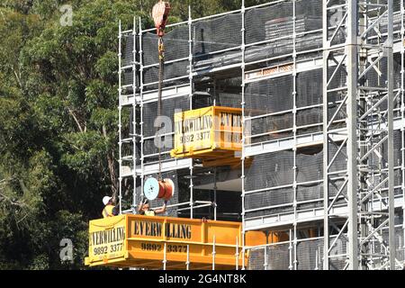 Australia, Gosford, 18. Mai 2021. Arbeiter, die die Ausrüstung auf dem neuen sozialen Wohnungsbau in der 56-58 Beane St. entladen, haben einen Teil eines Gebäudegebäudes gebaut Stockfoto