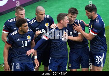 Der schottische Callum McGregor (Mitte) feiert das erste Tor seiner Mannschaft während des UEFA Euro 2020 Gruppe D-Spiels im Hampden Park, Glasgow. Bilddatum: Dienstag, 22. Juni 2021. Stockfoto