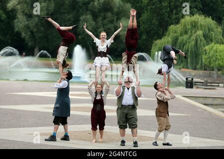 London, England, Großbritannien. Juni 2021. Mitglieder des Lost in Translation Circus posieren für die Fotografen im Battersea Park. Der Zirkus-High startet diese Woche ihre 10-jährige Jubiläumstour im Wandsworth Arts Fringe.Quelle: Tayfun Salci/ZUMA Wire/Alamy Live News Stockfoto