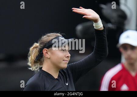 Bad Homburg, Deutschland. Juni 2021. Tennis: WTA Tour, Singles, 1. Runde, Bad Homburg Open. Anisimova (USA) - Petkovi· (Darmstadt). Amanda Anisimova aus den USA feiert nach dem Sieg. Quelle: Thomas Frey/dpa/Alamy Live News Stockfoto