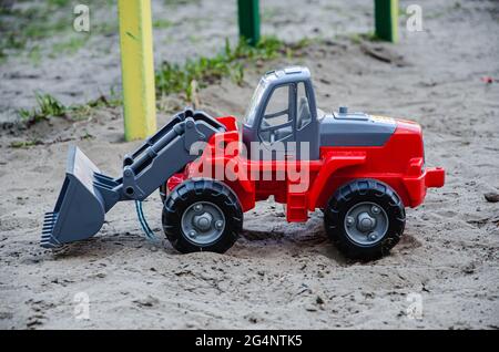 Plastikspielzeug für Kinder im Sandkasten Stockfoto