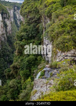 Itaimbezinho Canyon in Cambará do Sul - Serra Gaucha. Eine der größten Canyons der Welt, im Süden brasiliens gelegen. Stockfoto