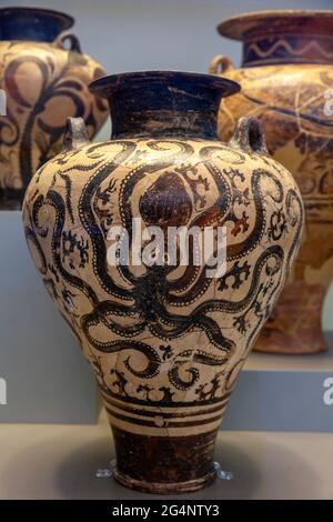 Die mykenische Palastamphora mit Oktopus, eine dreifach gehandelte Amphore aus dem 15. jahrhundert BC, im Nationalen Archäologischen Museum von Athen, Griechenland. Stockfoto