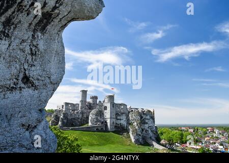 Ogrodzieniec Burg - 14. Jahrhundert königliche Burg, reconstucted in XXI Jahrhundert, siutated auf Südpolen Stockfoto