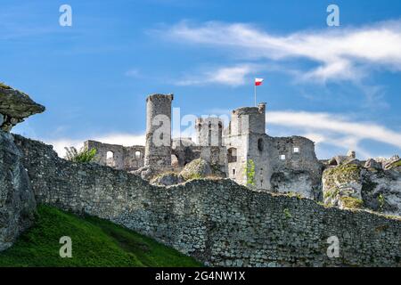 Ogrodzieniec Burg - 14. Jahrhundert königliche Burg, reconstucted in XXI Jahrhundert, siutated auf Südpolen Stockfoto