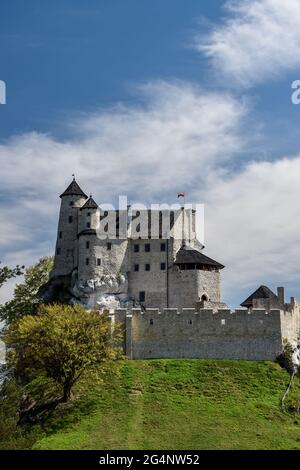 Bobolice Castle - 14. Jahrhundert königliche Burg, im XXI Jahrhundert reconstucted, siutated auf Südpolen Stockfoto