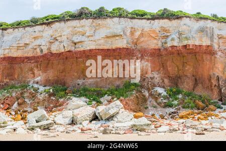 Ikonische Klippen von Hunstanton zeigen die Schichten von Felsen, die langsam in die Wash erodieren. Stockfoto