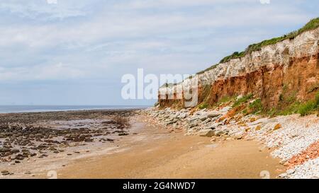 Markante gestreifte Klippen in Old Hunstanton an der Küste von North Norfolk. Stockfoto