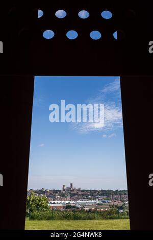 Lincoln Cathedral, eingerahmt vom Memorial Spire. Der Turm ist ein Denkmal für die 57,000 Männer, die während des 2. Weltkrieges ihr Leben verloren und England als Teil o verteidigten Stockfoto