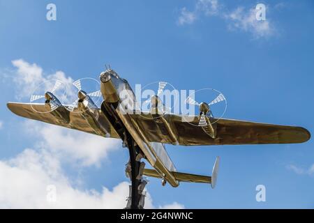 Die Lancaster Bomberstatue wurde im Juni 2021 im International Bomber Command Center in der Nähe von Lincoln gesehen, um an die Operation Manna im Zweiten Weltkrieg zu erinnern. Stockfoto