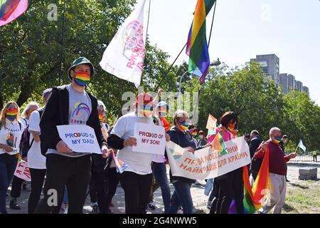 Zaporozhye, Region Zaporozhye, Ukraine. September 2020. Während der Parade der Homosexuellen Stolz in Zaporozhye halten Demonstranten stolze Fahnen und Plakate.etwa 500 Demonstranten nahmen an der ersten Parade der Homosexuellen Ehre Teil: "Zaporozhye ohne Stereotypen". Die Demonstration wurde inszeniert, um Diskriminierung zu überwinden und die Gleichheit aller sozialen Gruppen und Minderheiten in der Ukraine zu erreichen. Polizei und Mitglieder der Nationalgarde säumten die Straßen, um den Frieden zu wahren, als etwa 100 rechtsextreme und orthodoxe Aktivisten in der Nähe einen Gegenprotest veranstalteten. Kredit: Andriy Andriyenko/SOPA Images/ZUMA Wire/Alamy Live Nachrichten Stockfoto