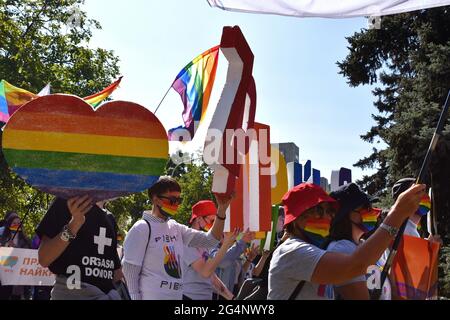 Zaporozhye, Region Zaporozhye, Ukraine. September 2020. Während der Parade der Homosexuellen Stolz in Zaporozhye halten Demonstranten stolze Fahnen und Plakate.etwa 500 Demonstranten nahmen an der ersten Parade der Homosexuellen Ehre Teil: "Zaporozhye ohne Stereotypen". Die Demonstration wurde inszeniert, um Diskriminierung zu überwinden und die Gleichheit aller sozialen Gruppen und Minderheiten in der Ukraine zu erreichen. Polizei und Mitglieder der Nationalgarde säumten die Straßen, um den Frieden zu wahren, als etwa 100 rechtsextreme und orthodoxe Aktivisten in der Nähe einen Gegenprotest veranstalteten. Kredit: Andriy Andriyenko/SOPA Images/ZUMA Wire/Alamy Live Nachrichten Stockfoto