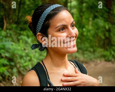 Porträt einer lateinischen Frau in der Mitte der Natur Stockfoto