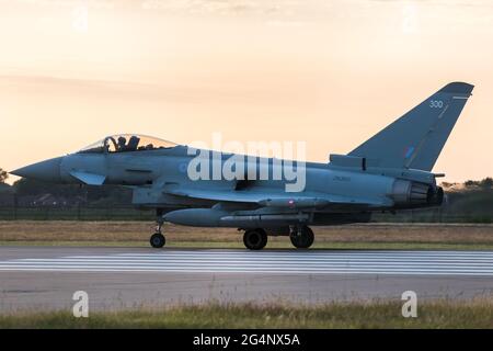 RAF Typhoon bereitet sich auf den Start bei Sonnenuntergang von RAF Coningsby in Lincolnshire im Sommer 2021 vor. Stockfoto