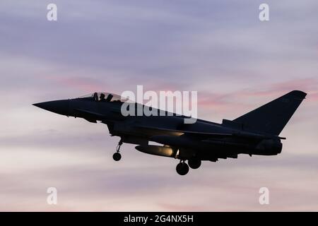 RAF Typhoon landete bei RAF Coningsby bei Sonnenuntergang nach einem Trainingsort im Juni 2021. Stockfoto