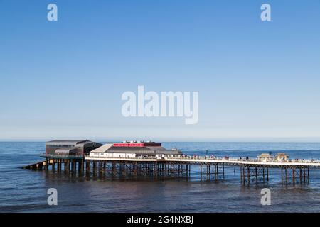 Cromer Pier unter einem blauen Himmel ragt aus der North Norfolk Küste im Juni 2021 gesehen. Stockfoto