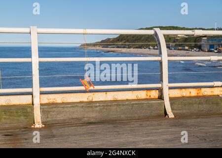 Zurückgelassene abgelegte Krabbenlinie, die um ein Geländer am Cromer Pier gewickelt wurde. Stockfoto