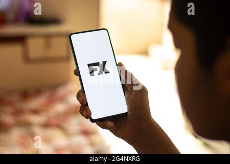 FX tv-Logo auf dem Handy-Bildschirm Stockbild. Stockfoto