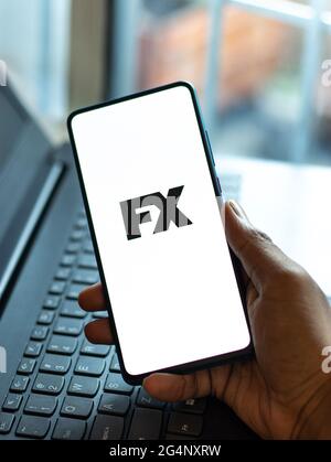 FX tv-Logo auf dem Handy-Bildschirm Stockbild. Stockfoto