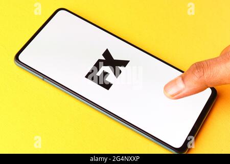 FX tv-Logo auf dem Handy-Bildschirm Stockbild. Stockfoto