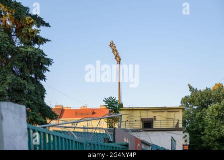 Prag, Tschechische Republik. Juni 2021. Flutlichtmast des Dolicek-Stadions der Bohemians Prag, Tschechische Republik. Kredit: SPP Sport Pressefoto. /Alamy Live News Stockfoto