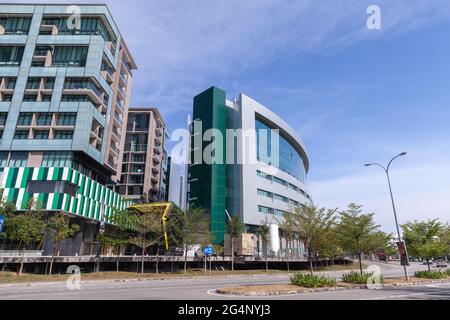 Kota Kinabalu, Malaysia - 17. März 2019: Blick auf die Kota Kinabalu Straße mit modernen Gebäuden. Jalan Coastal Street Stockfoto