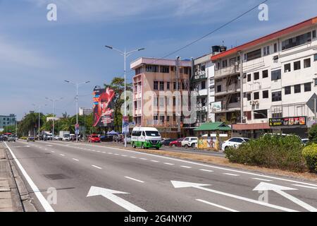 Kota Kinabalu, Malaysia - 17. März 2019: Kota Kinabalu Straßenansicht mit modernen Gebäuden von Jalan K.K. Umgehen Stockfoto