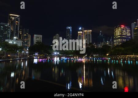 Kuala Lumpur, Malaysia - 28. November 2019: Blick auf den KLCC Park mit beleuchtetem Brunnen bei Nacht Stockfoto