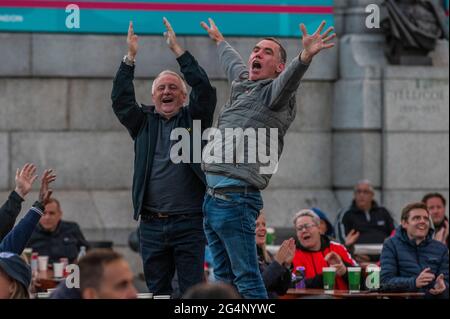 London, Großbritannien. Juni 2021. Fans, die das Spiel auf der Großleinwand in der UEFA Euro 2020 Fan Zone am Trafalgar Square für das letzte Poolspiel zwischen England und der Tschechischen Republik ansehen. Kredit: Guy Bell/Alamy Live Nachrichten Stockfoto