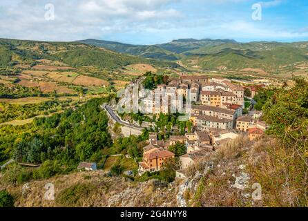 Blick über das Bergdorf Pennabilli in der Region Emilia-Romagna, Italien Stockfoto