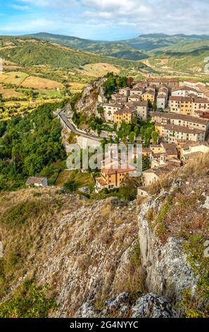 Blick über das Bergdorf Pennabilli in der Region Emilia-Romagna, Italien Stockfoto