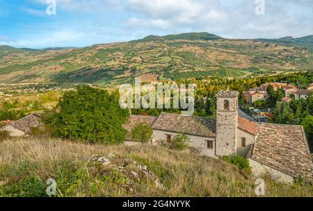 Blick über das Bergdorf Pennabilli in der Region Emilia-Romagna, Italien Stockfoto