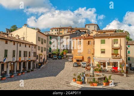 Piazza im historischen Stadtzentrum von Pennabilli in Emilia-Romagna, Nord-Italien. Stockfoto