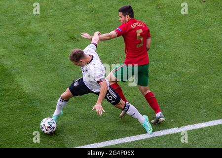 München, Deutschland. Juni 2021. Joshua Kimmich aus Deutschland und Raphael Guerreiro aus Portugal werden während des UEFA EURO 2020 Championship Group F-Spiels zwischen Portugal und Deutschland in der Fußballarena München in Aktion gesehen. (Endnote; Portugal 2:4 Deutschland) (Foto: Mikolaj Barbanell/SOPA Images/Sipa USA) Quelle: SIPA USA/Alamy Live News Stockfoto