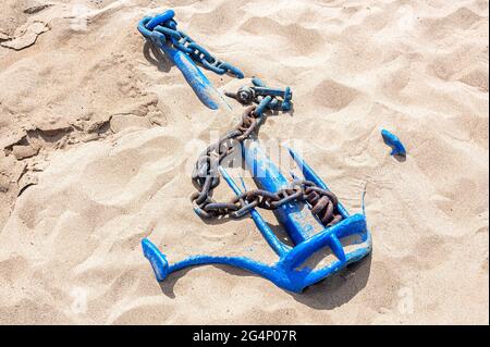 Altes Ankerschiff mit Ankerkette am Sandstrand Stockfoto