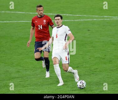 London, England, 22. Juni 2021. Harry Maguire aus England steht während des UEFA-Europameisterschaftsspiel im Wembley-Stadion in London vor Tomas Pekhart aus Tschechien. Bildnachweis sollte lauten: David Klein / Sportimage Stockfoto