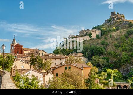 Blick über das Bergdorf Pennabilli in der Region Emilia-Romagna, Italien Stockfoto