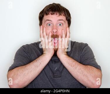 Schockiert männlich ist sehr überrascht Stockfoto