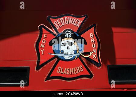 Logo an der Tür des Feuerwehrhauses, Bronx, New York Stockfoto