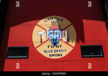 Logo an der Tür des Feuerwehrhauses, Bronx, New York Stockfoto