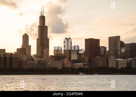 Chicagos Skyline während der goldenen Stunde im Sommer Stockfoto