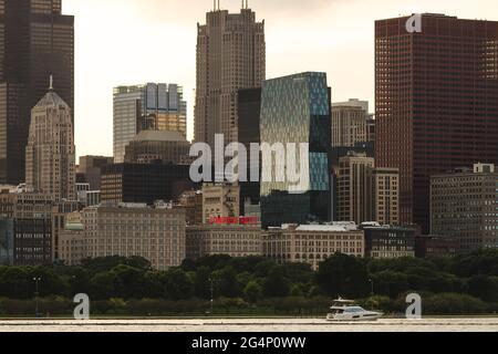 Chicagos Skyline während der goldenen Stunde im Sommer Stockfoto