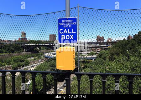 Notrufbox auf der High Bridge über den Harlem River, Bronx, New York Stockfoto