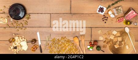 Panorama-Aufnahme des Sortiments auf einem Holztisch Stockfoto
