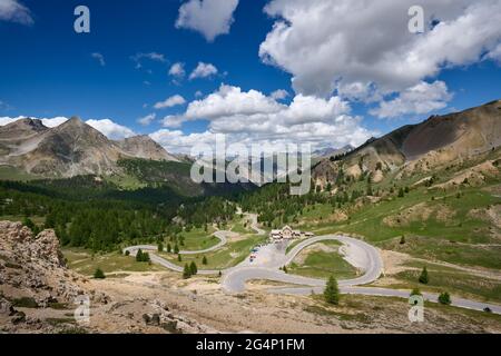 Izoard Pass (Col d'Izoard), die landschaftlich reizvolle D902 Straße und Napoleon Refuge im Sommer. Regionaler Naturpark Queyras, Hautes Alpes (05), Alpen, Frankreich Stockfoto